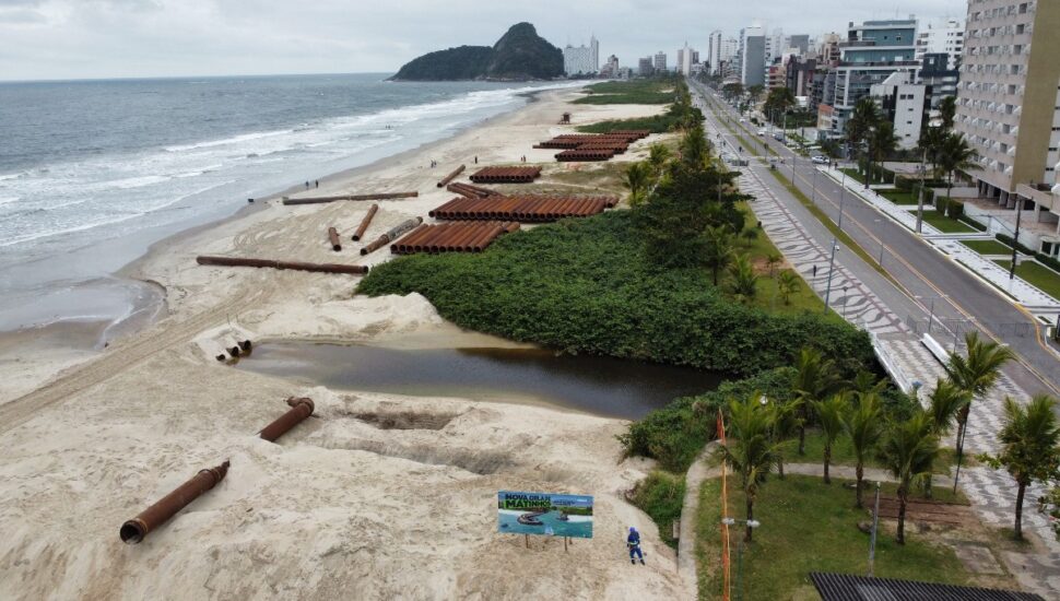 Estrutura para espigões da engorda, na praia de Matinhos Paraná